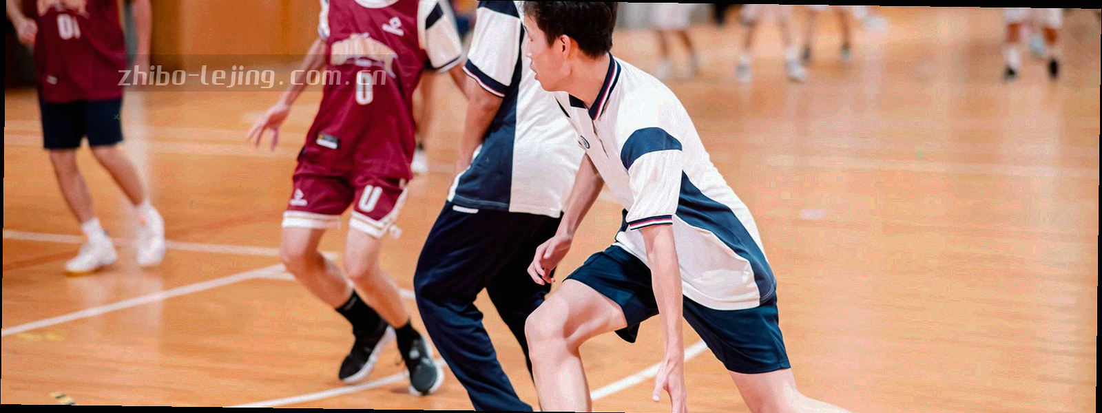 抽象问答气泡与数据流线条组成的帮助中心示意图